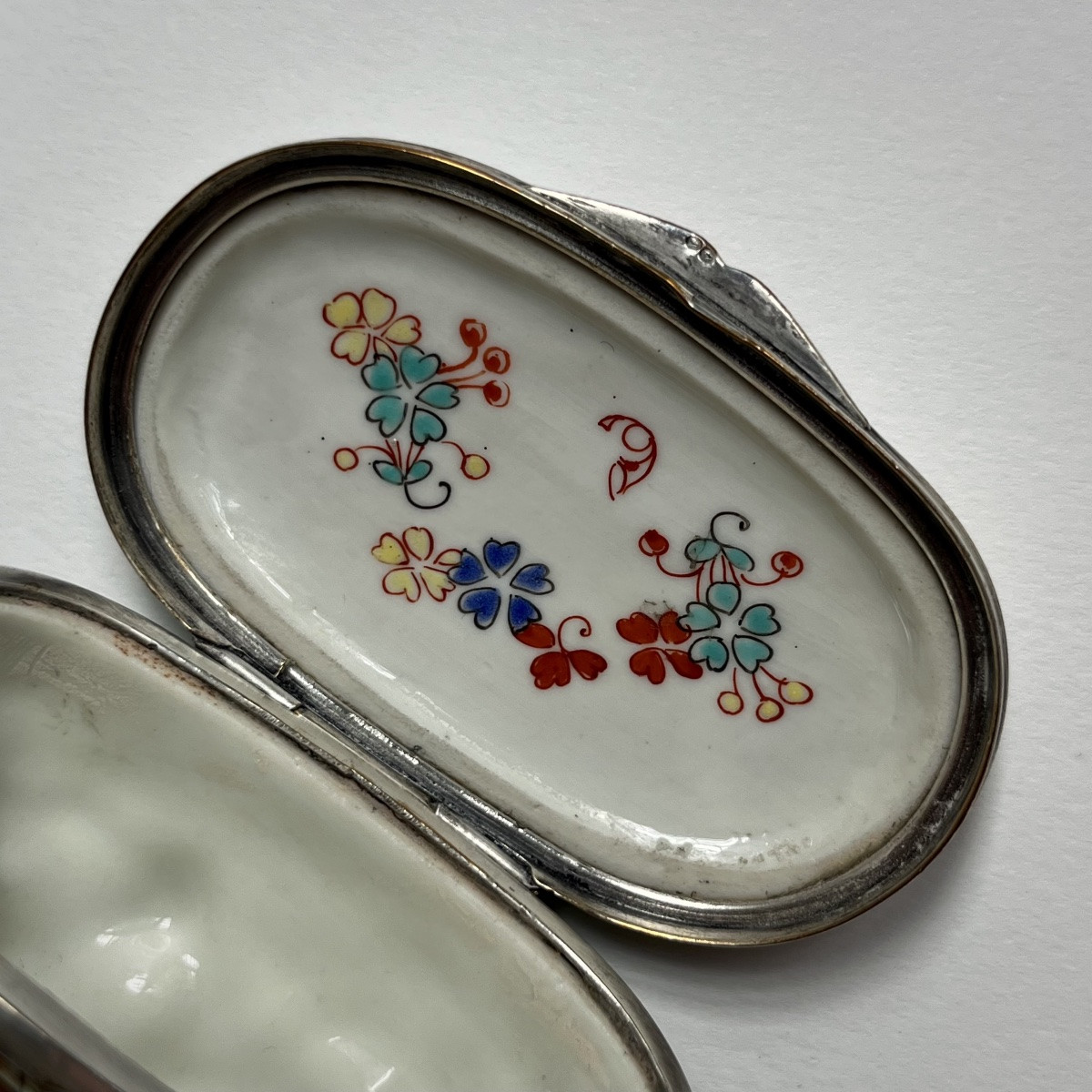 Tabatière en porcelaine de Chantilly à monture en pomponne, XIXe siècle 19e-photo-4