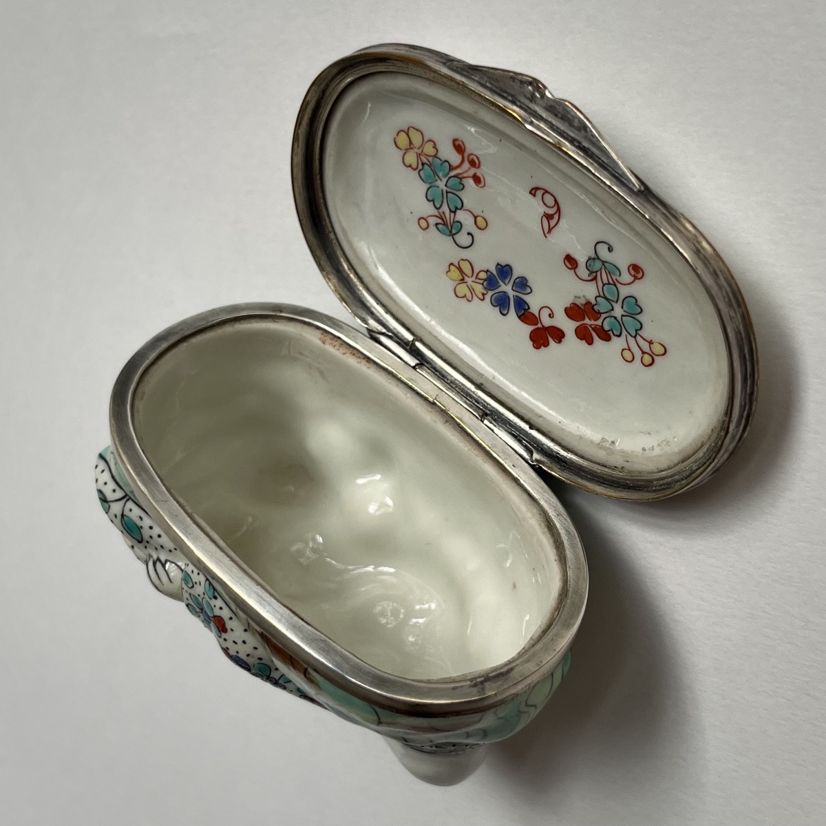 Tabatière en porcelaine de Chantilly à monture en pomponne, XIXe siècle 19e-photo-5