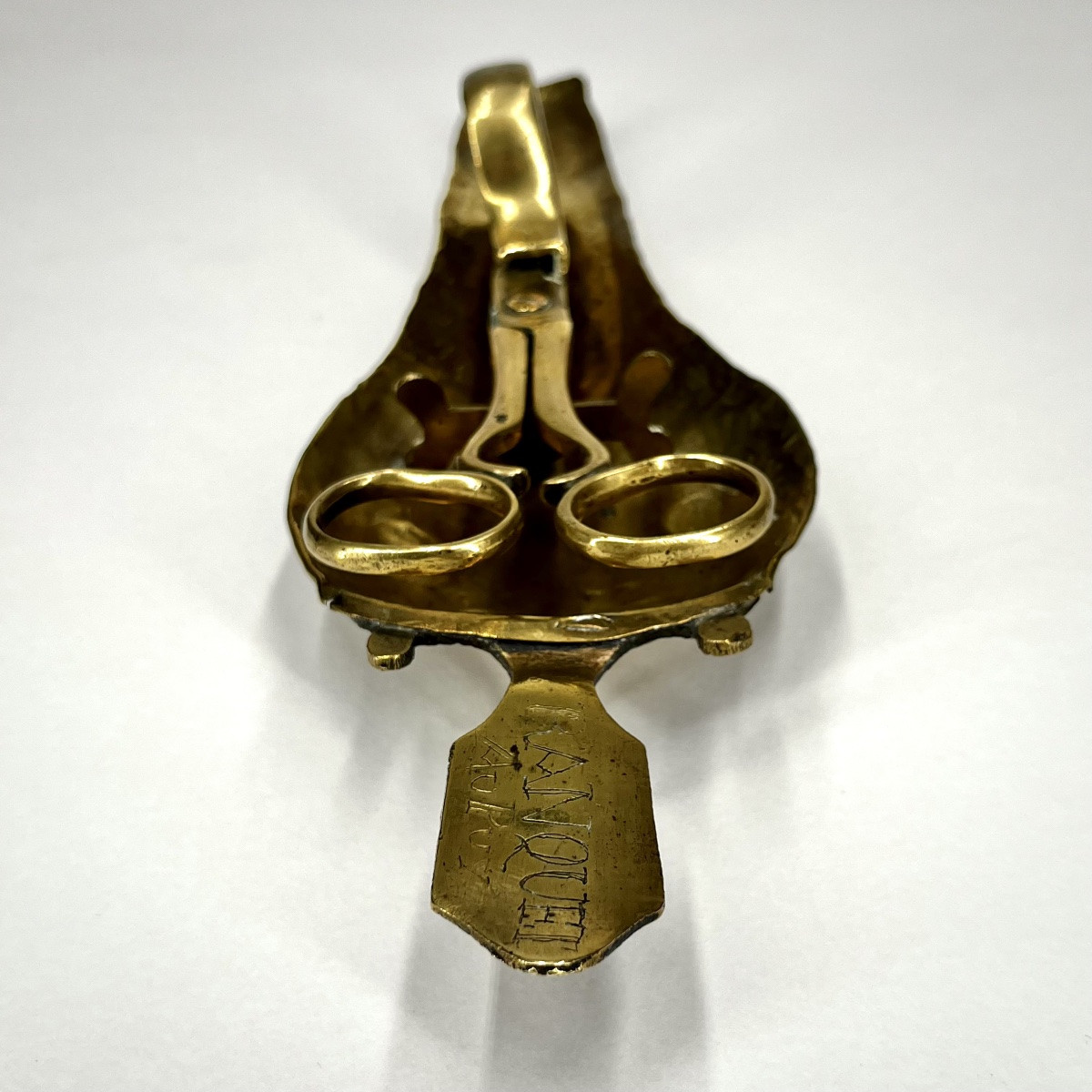 Mouchettes et plateau en cuivre jaune, époque Louis XV - XVIIIe siècle Puy-en-Velay 18e-photo-8