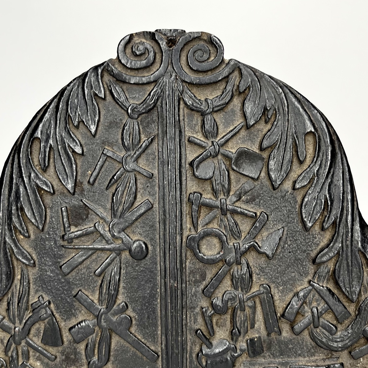 Rare plaque corporative sculptée datée 1727 XVIIIe siècle franc-maçonnerie ? art populaire 18e-photo-2