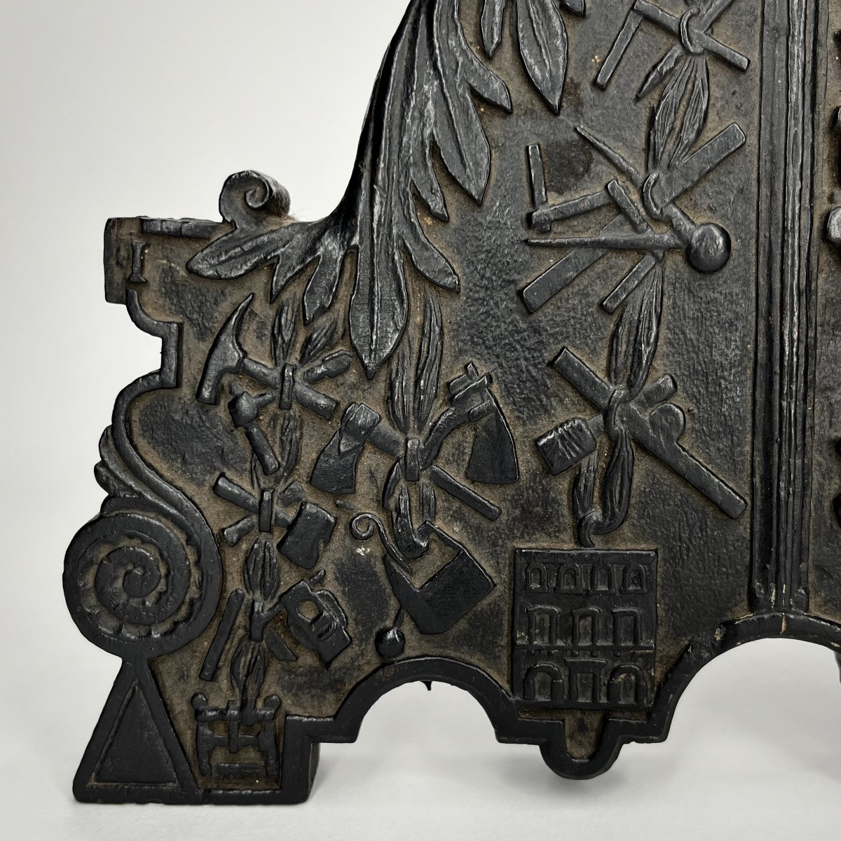 Rare plaque corporative sculptée datée 1727 XVIIIe siècle franc-maçonnerie ? art populaire 18e-photo-3