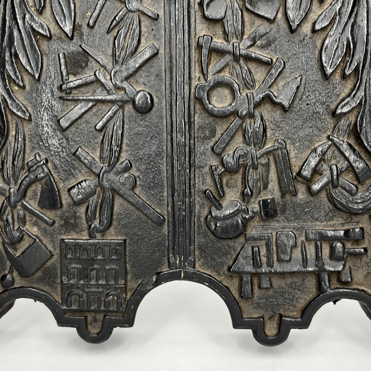 Rare plaque corporative sculptée datée 1727 XVIIIe siècle franc-maçonnerie ? art populaire 18e-photo-4