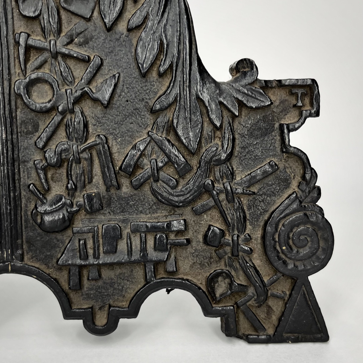 Rare plaque corporative sculptée datée 1727 XVIIIe siècle franc-maçonnerie ? art populaire 18e-photo-1
