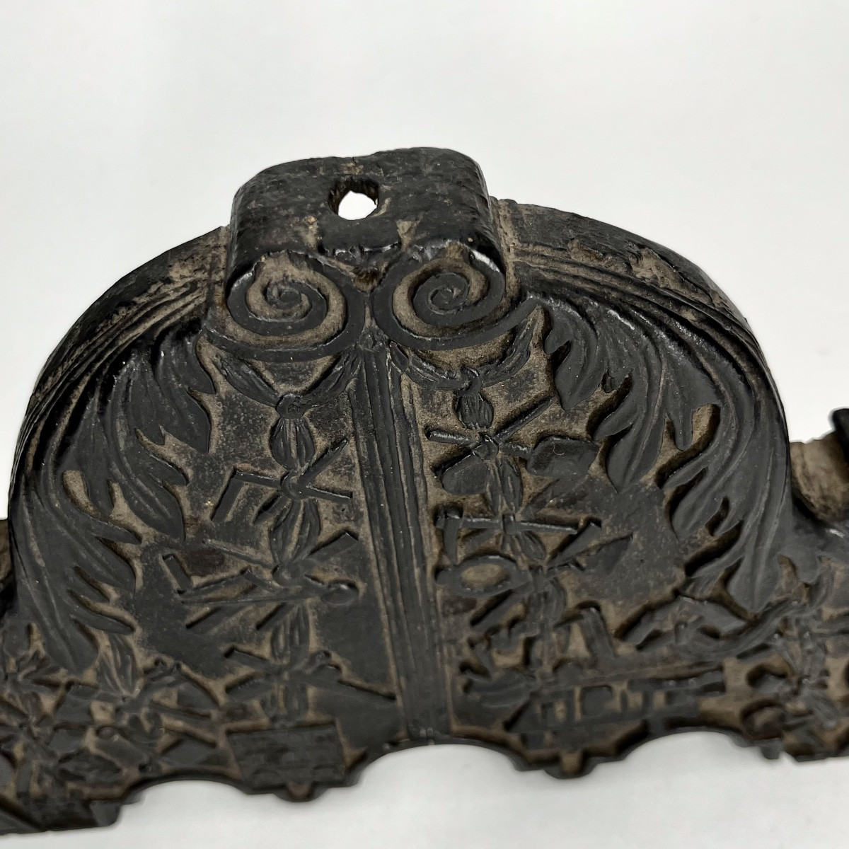 Rare plaque corporative sculptée datée 1727 XVIIIe siècle franc-maçonnerie ? art populaire 18e-photo-5