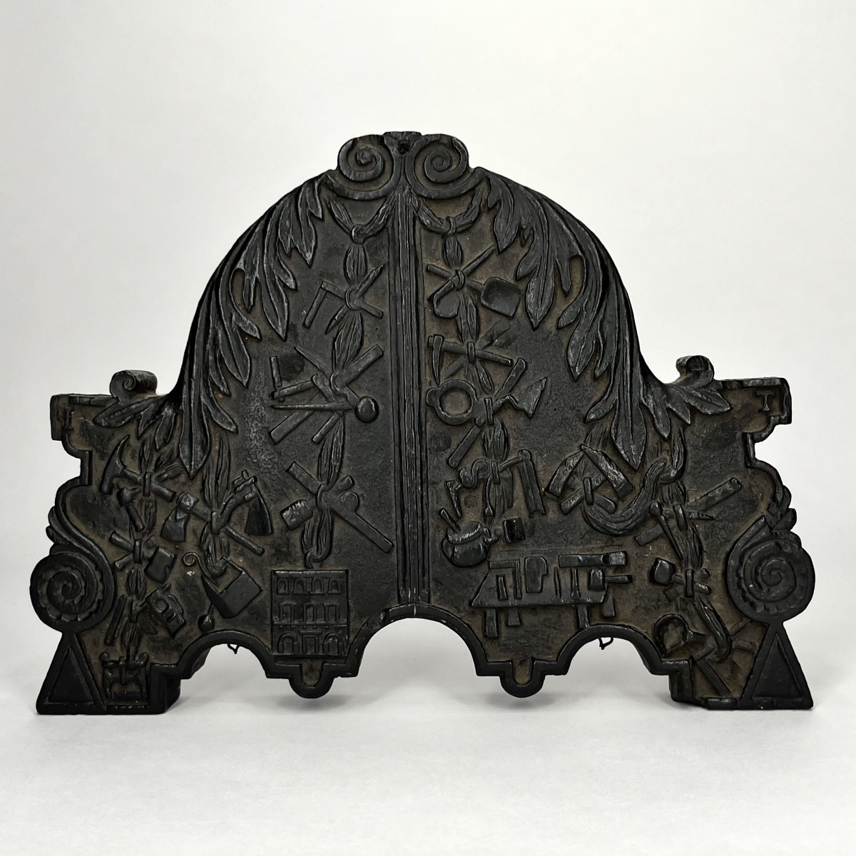 Rare plaque corporative sculptée datée 1727 XVIIIe siècle franc-maçonnerie ? art populaire 18e
