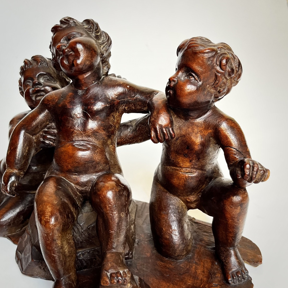 Statuette With Three Putti In Carved Wood 18th Century Children Of Saint Nicolas 18th Century-photo-2