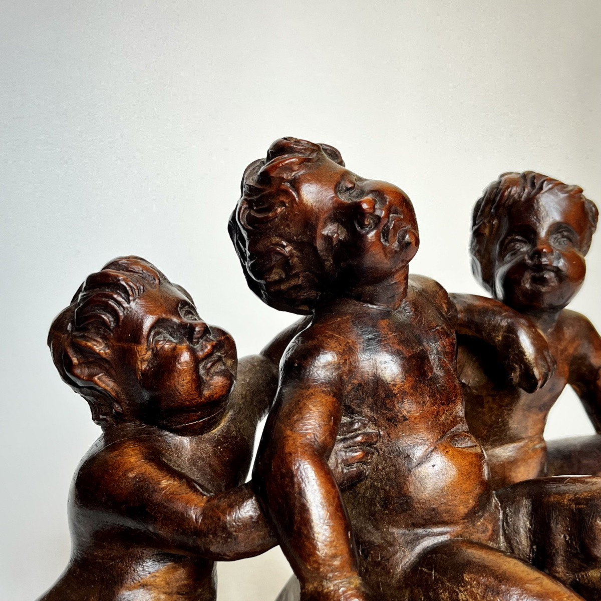 Statuette With Three Putti In Carved Wood 18th Century Children Of Saint Nicolas 18th Century-photo-4