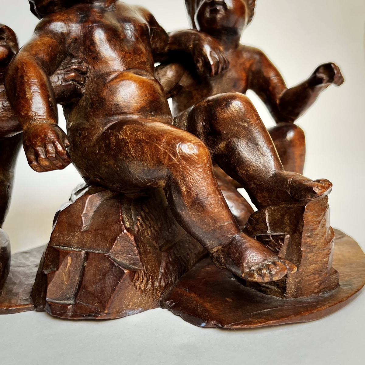 Statuette With Three Putti In Carved Wood 18th Century Children Of Saint Nicolas 18th Century-photo-1