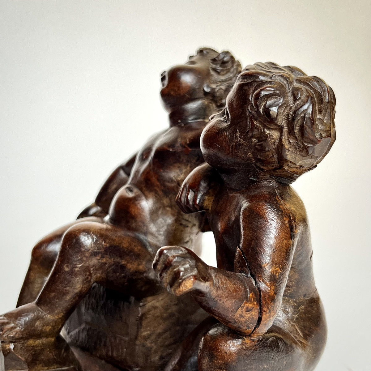 Statuette With Three Putti In Carved Wood 18th Century Children Of Saint Nicolas 18th Century-photo-2