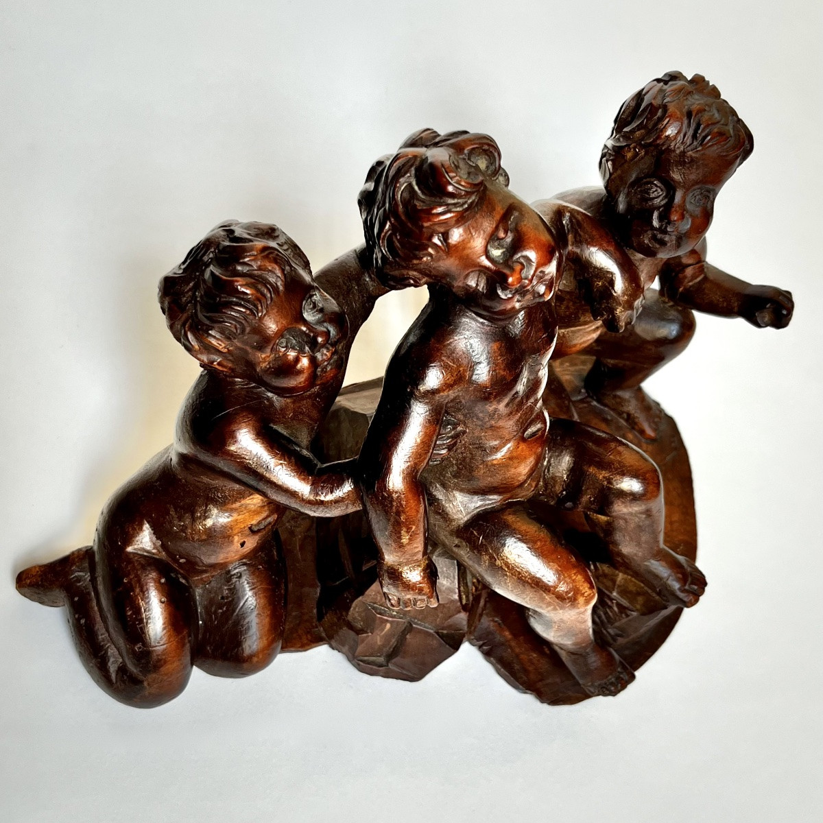 Statuette With Three Putti In Carved Wood 18th Century Children Of Saint Nicolas 18th Century-photo-4