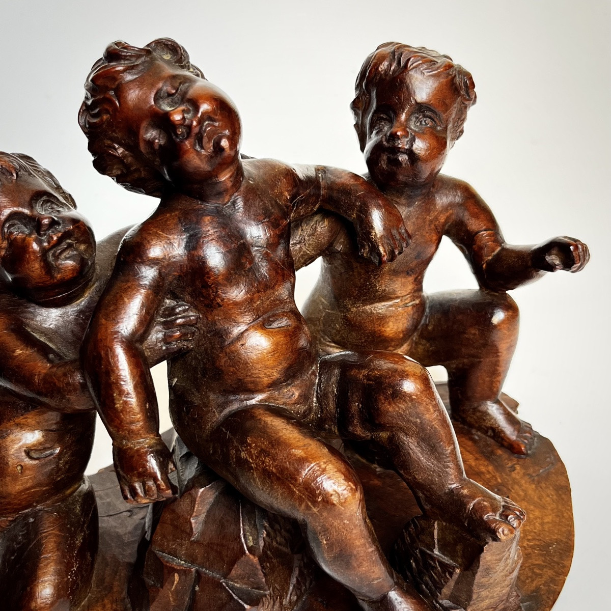Statuette With Three Putti In Carved Wood 18th Century Children Of Saint Nicolas 18th Century-photo-5
