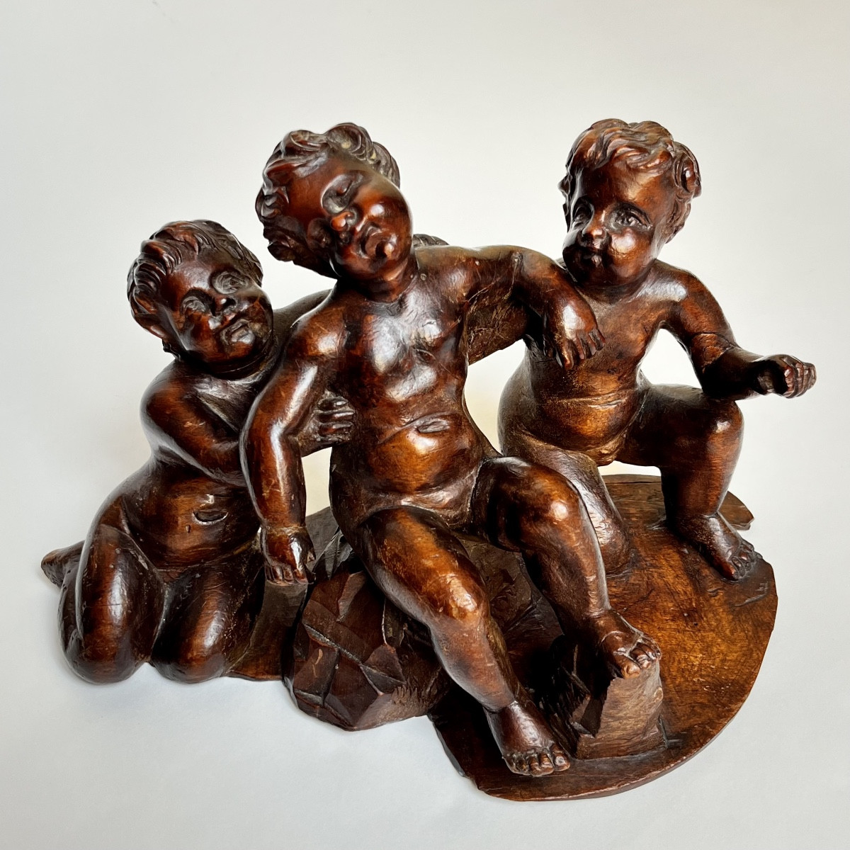 Statuette With Three Putti In Carved Wood 18th Century Children Of Saint Nicolas 18th Century