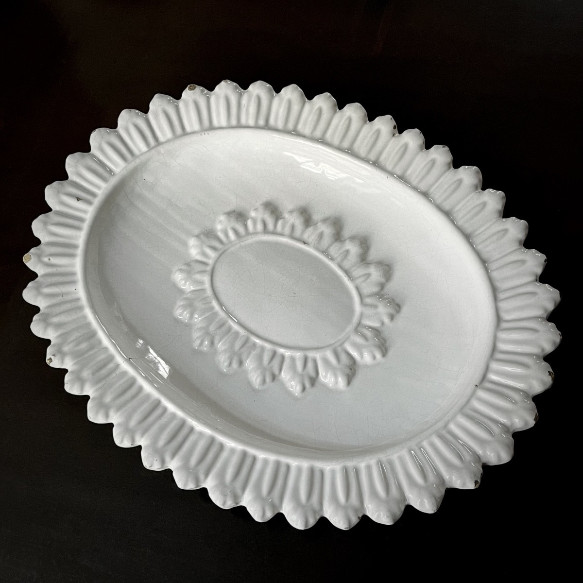 Large 17th Century White Earthenware Dish - Nevers Or Italy - High Period 17th Century