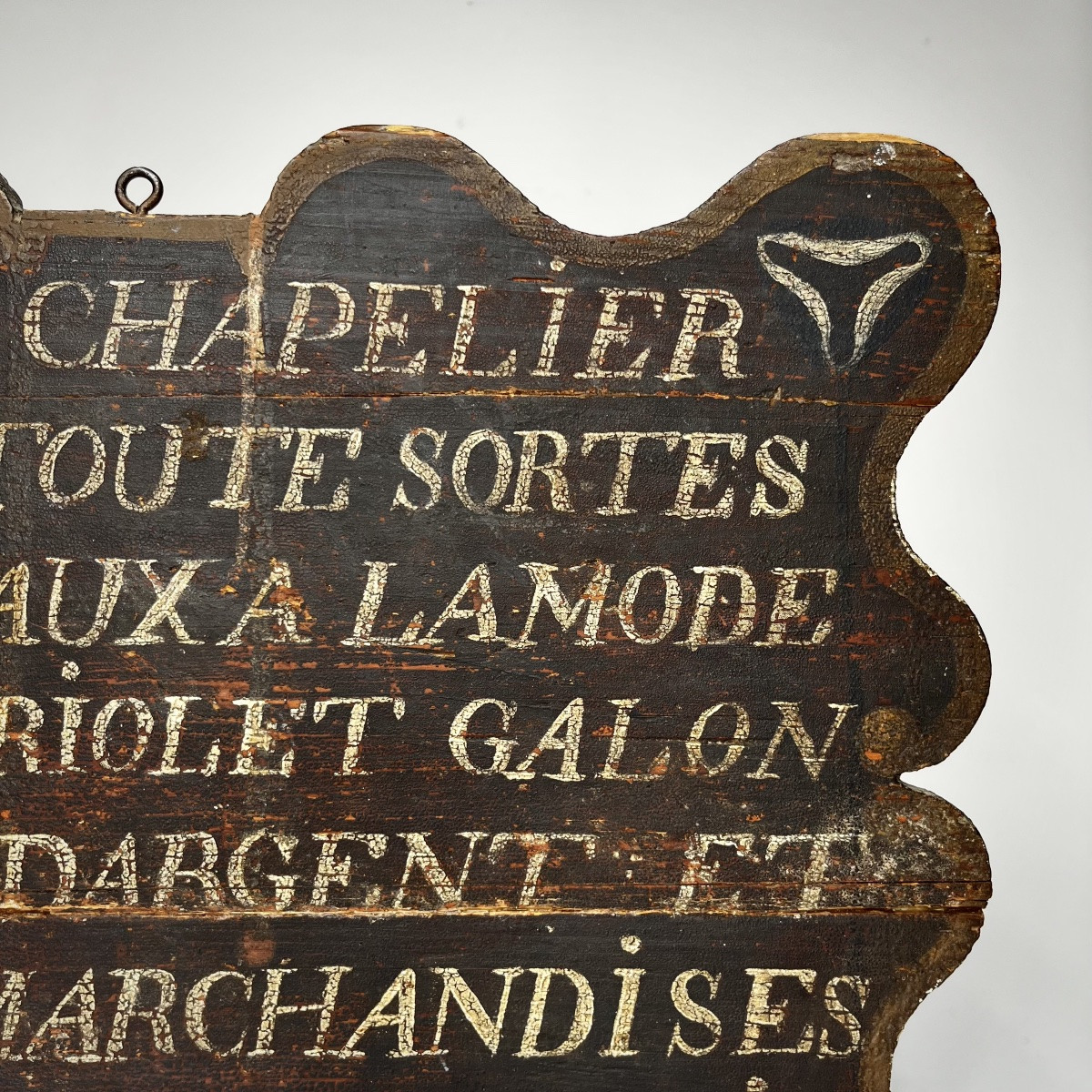Enseigne de chapelier en bois peint du XVIIIe siècle - tabac fleurs de lys 18e art populaire-photo-4