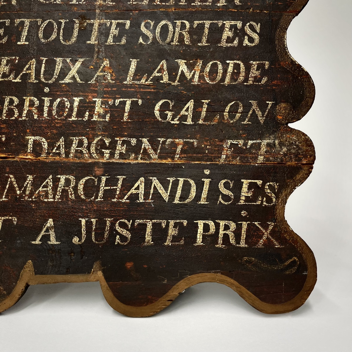 Enseigne de chapelier en bois peint du XVIIIe siècle - tabac fleurs de lys 18e art populaire-photo-1