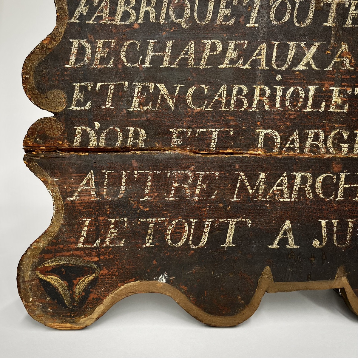 Enseigne de chapelier en bois peint du XVIIIe siècle - tabac fleurs de lys 18e art populaire-photo-2