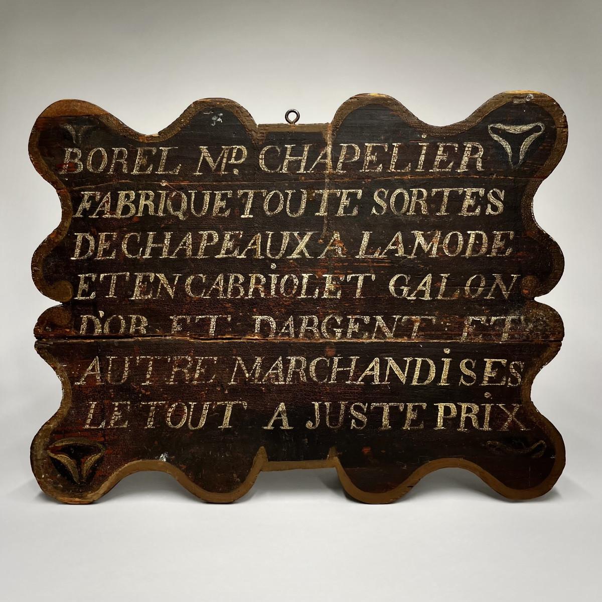 Enseigne de chapelier en bois peint du XVIIIe siècle - tabac fleurs de lys 18e art populaire