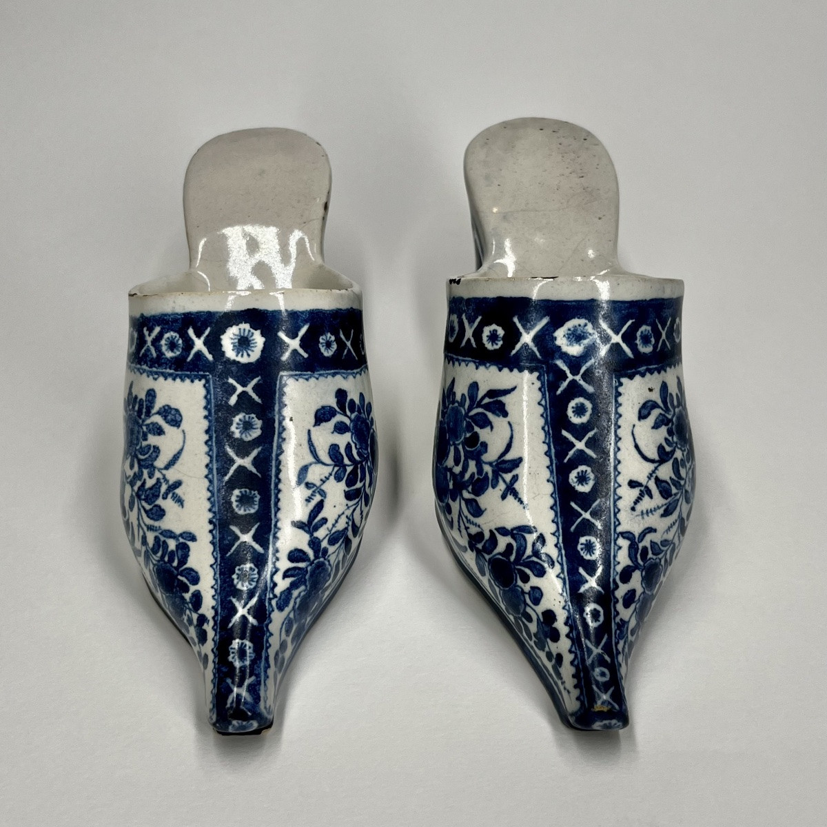 Paire de mules en faïence de Delft ou des Pays-Bas, début du XVIIIe siècle chaussure sabot 18e-photo-2