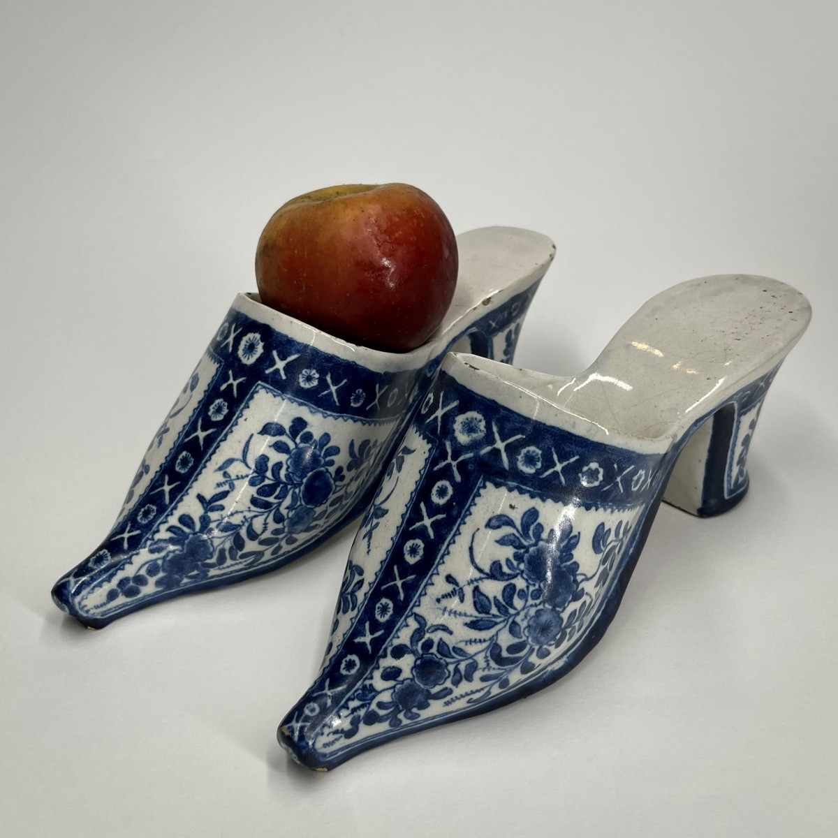 Paire de mules en faïence de Delft ou des Pays-Bas, début du XVIIIe siècle chaussure sabot 18e-photo-3