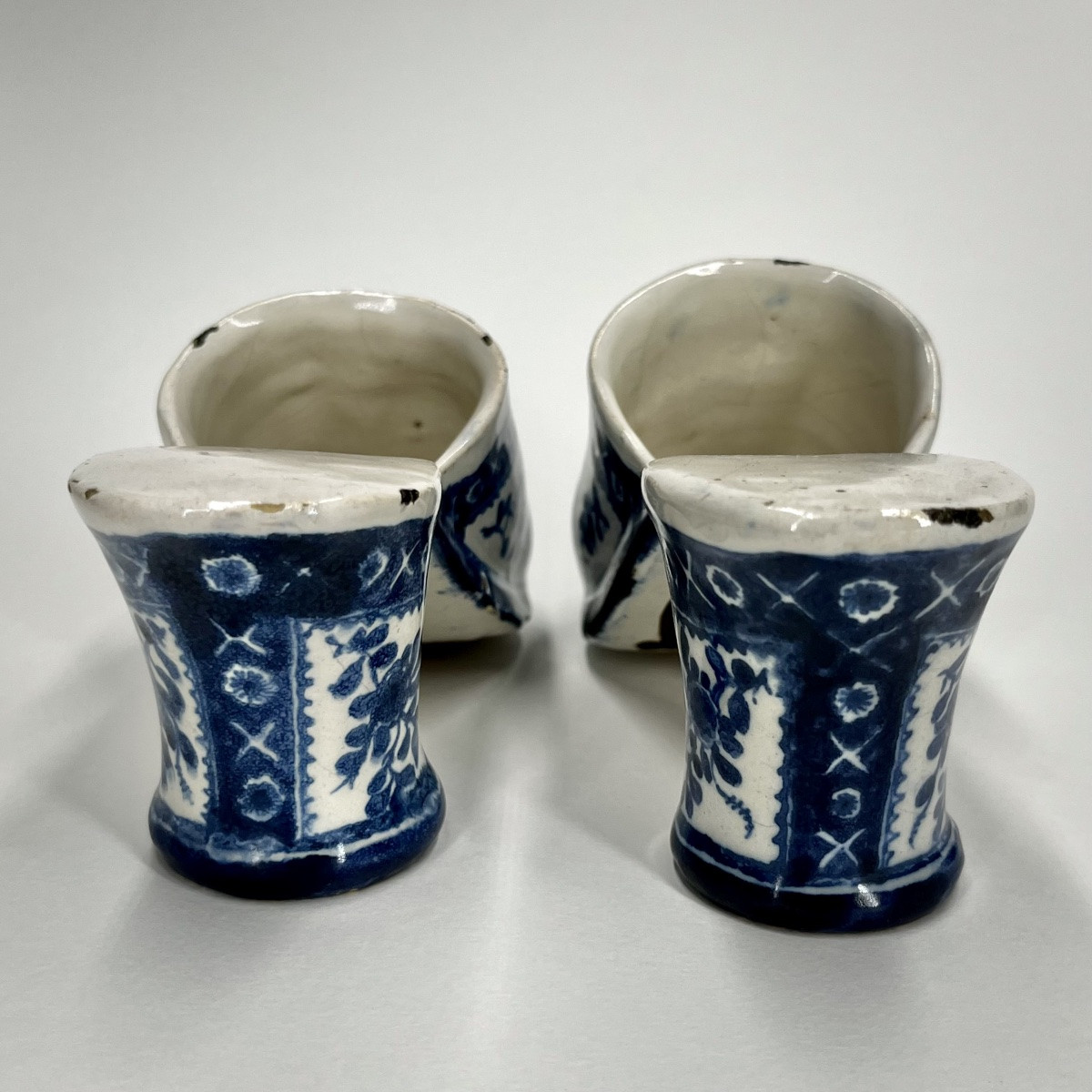 Paire de mules en faïence de Delft ou des Pays-Bas, début du XVIIIe siècle chaussure sabot 18e-photo-4