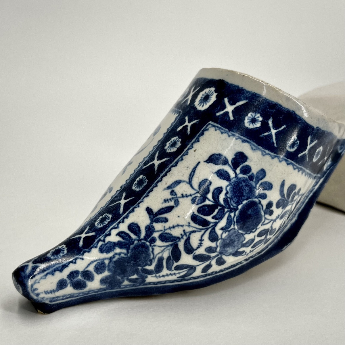 Paire de mules en faïence de Delft ou des Pays-Bas, début du XVIIIe siècle chaussure sabot 18e-photo-1
