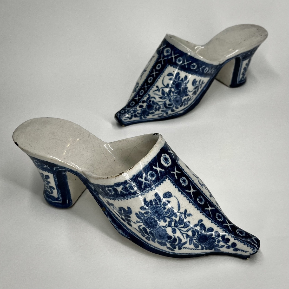 Paire de mules en faïence de Delft ou des Pays-Bas, début du XVIIIe siècle chaussure sabot 18e-photo-2