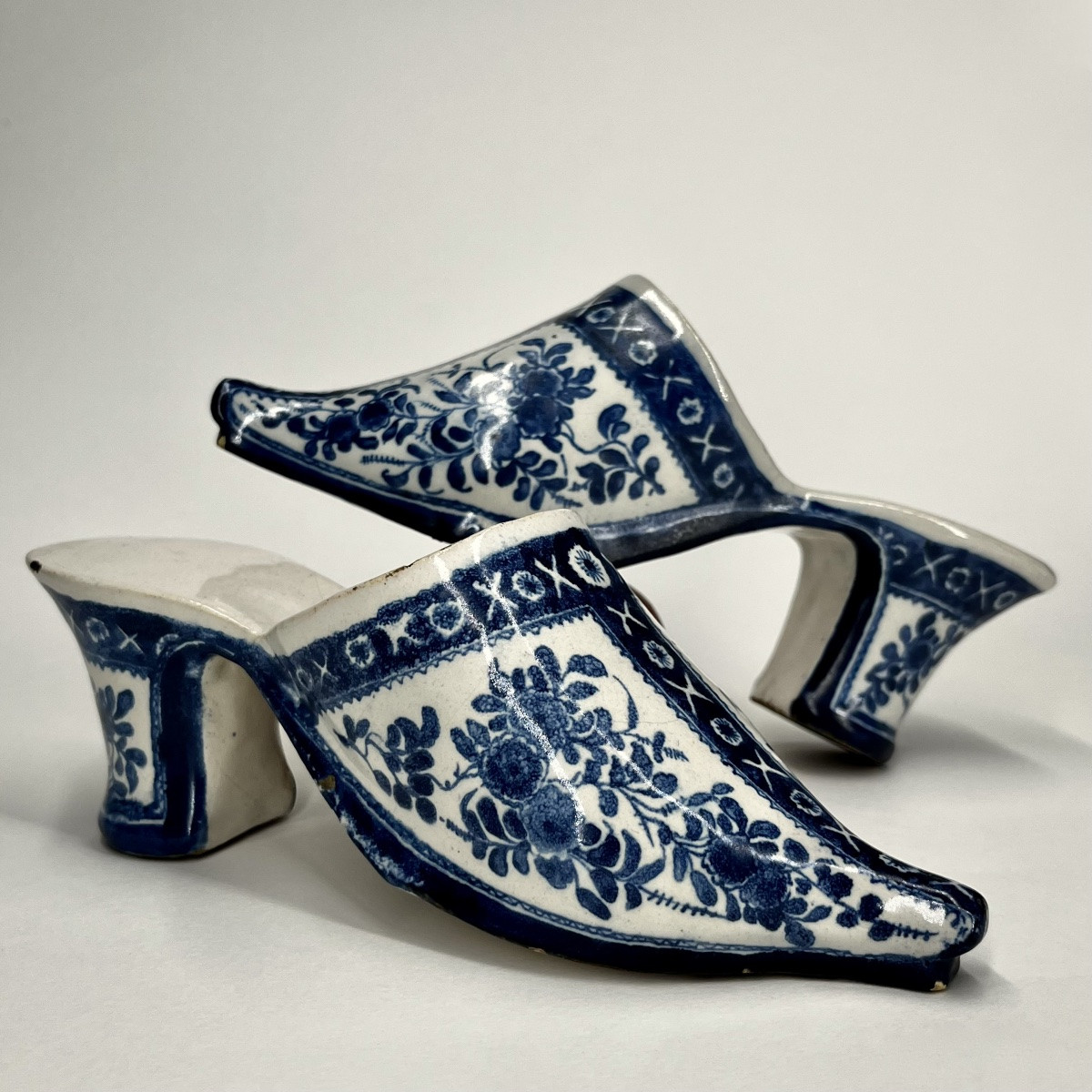 Paire de mules en faïence de Delft ou des Pays-Bas, début du XVIIIe siècle chaussure sabot 18e-photo-5