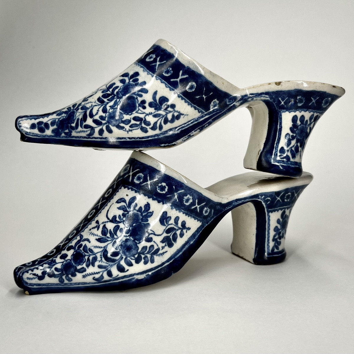 Paire de mules en faïence de Delft ou des Pays-Bas, début du XVIIIe siècle chaussure sabot 18e-photo-6