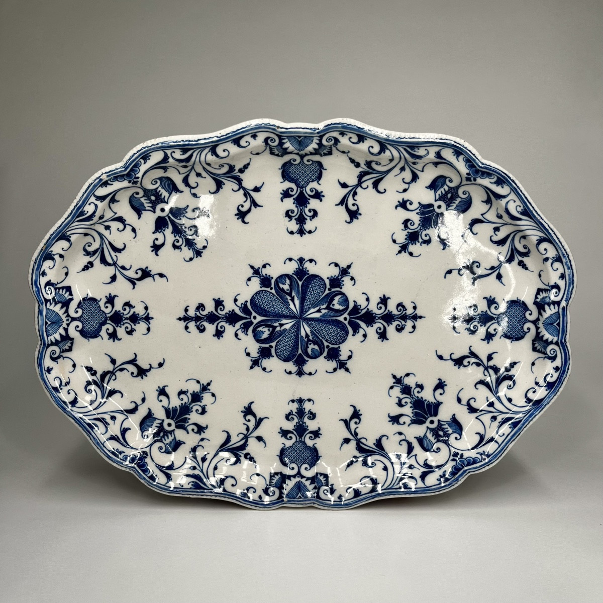 Grand plat en faïence de Marseille XVIIIe siècle par Leroy décor bleu et blanc 18e -photo-8