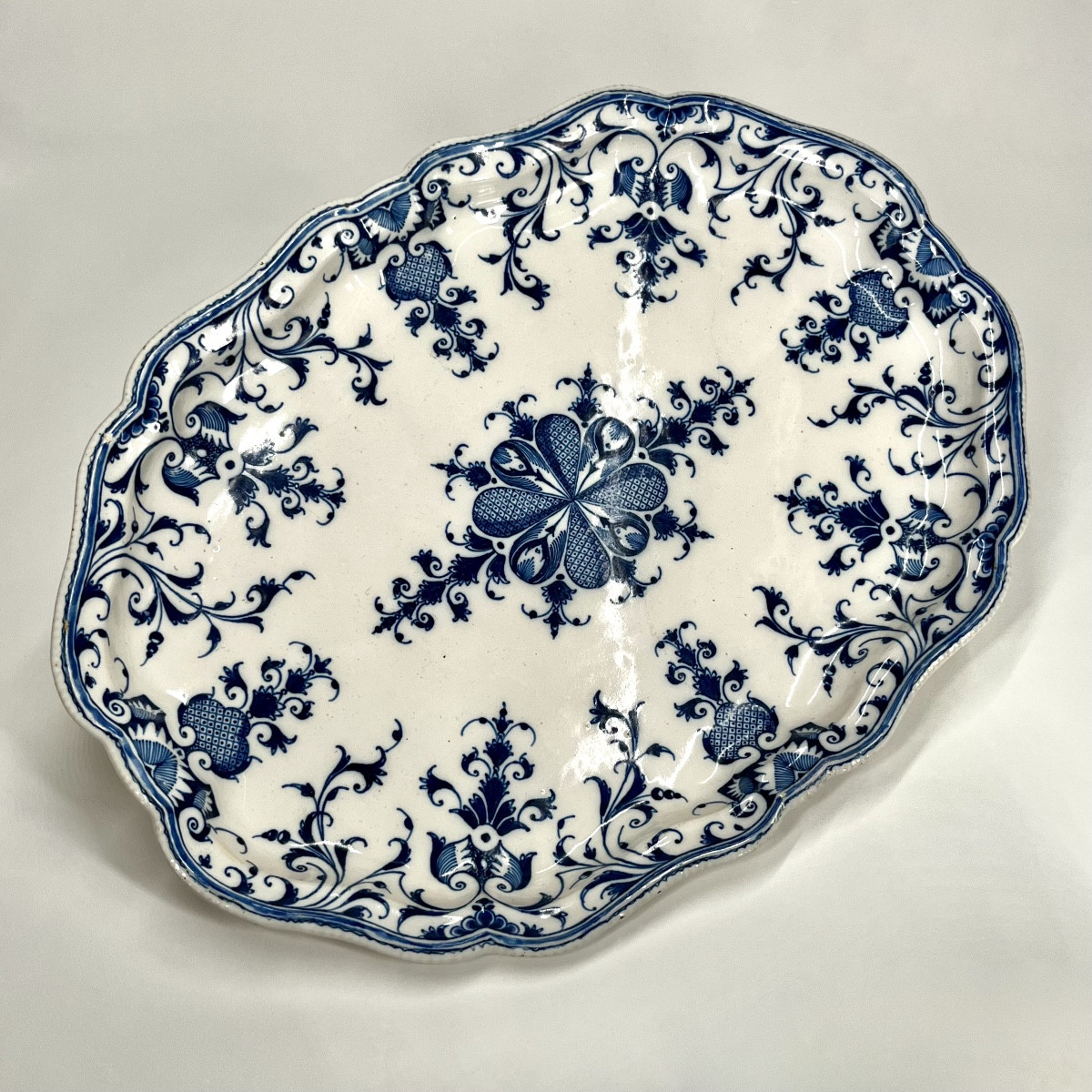 Grand plat en faïence de Marseille XVIIIe siècle par Leroy décor bleu et blanc 18e 