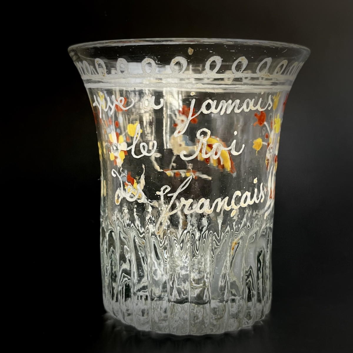 Gobelet normand royaliste  en verre soufflé à décor émaillé de coq début XIXe art populaire 19e