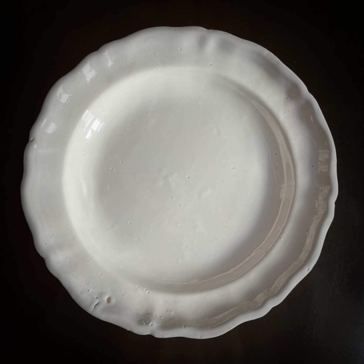 Grand plat en faïence blanche de Moustiers ou du sud de la France, fin XVIIIe - début XIXe -photo-3