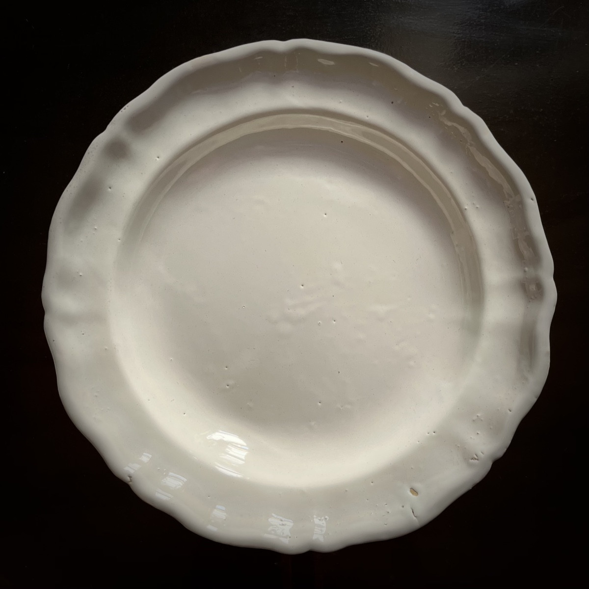 Grand plat en faïence blanche de Moustiers ou du sud de la France, fin XVIIIe - début XIXe 