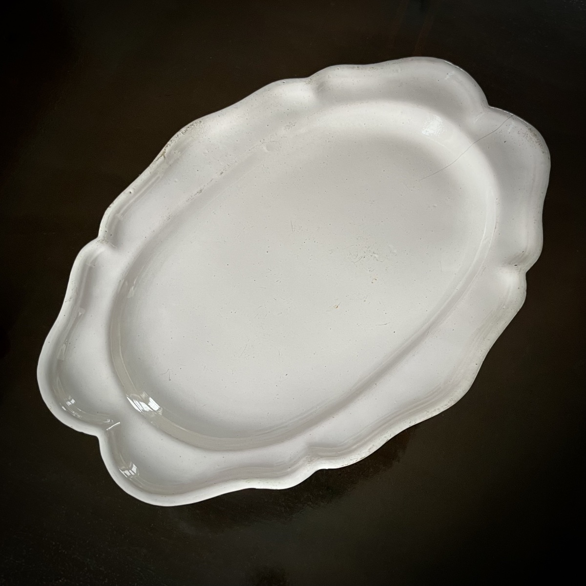 Grand plat ovale en faïence blanche de Moustiers ou du Sud de la France, fin XVIIIe début XIXe-photo-4