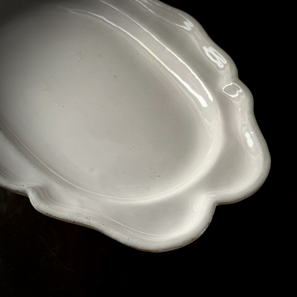 Grand plat ovale en faïence blanche de Moustiers ou du Sud de la France, fin XVIIIe début XIXe-photo-1