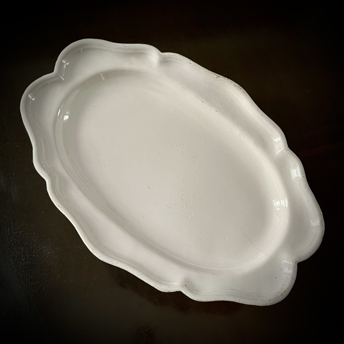 Grand plat ovale en faïence blanche de Moustiers ou du Sud de la France, fin XVIIIe début XIXe