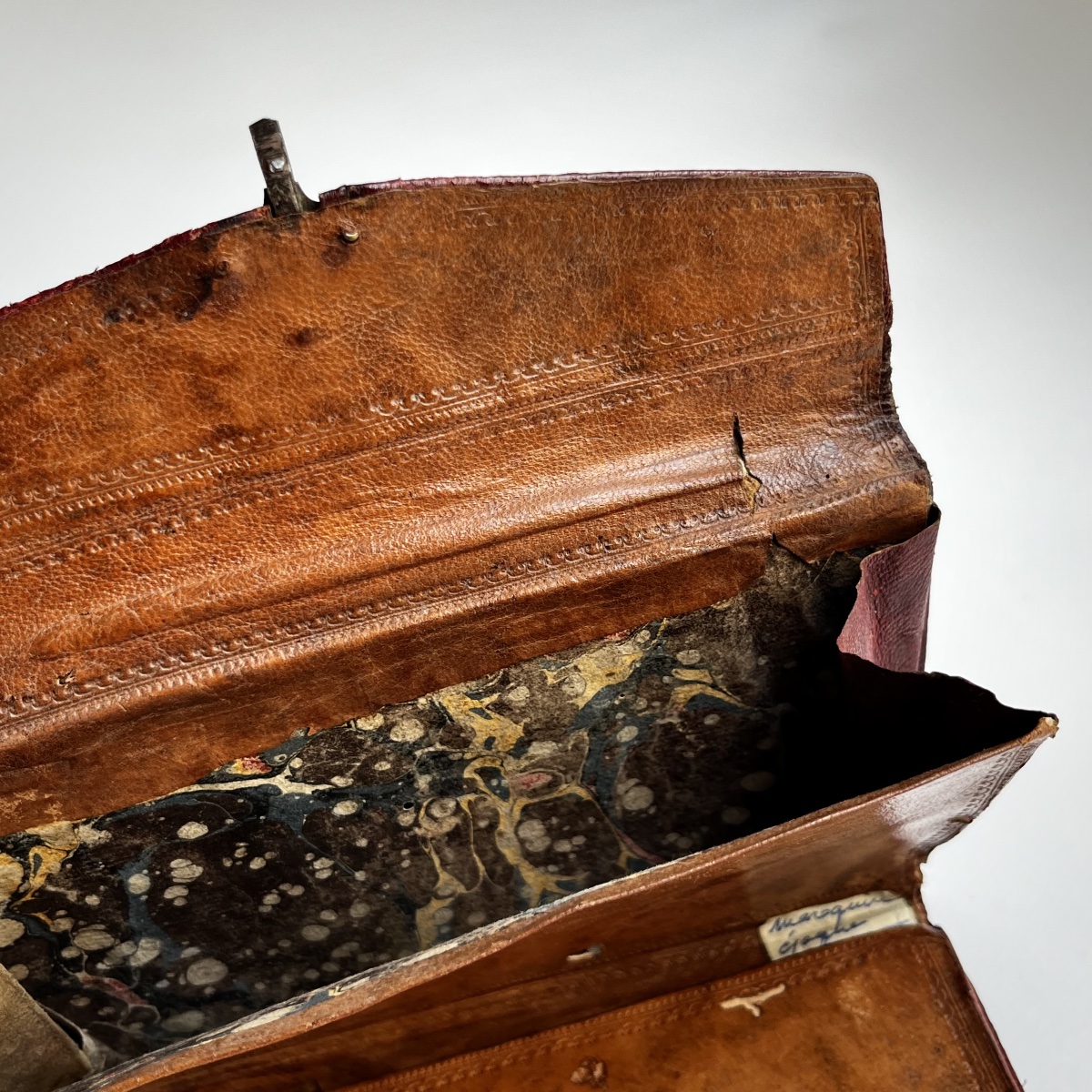 Red Morocco Leather Wallet With Gold-embossed Decorative Motifs, 18th Century-photo-4