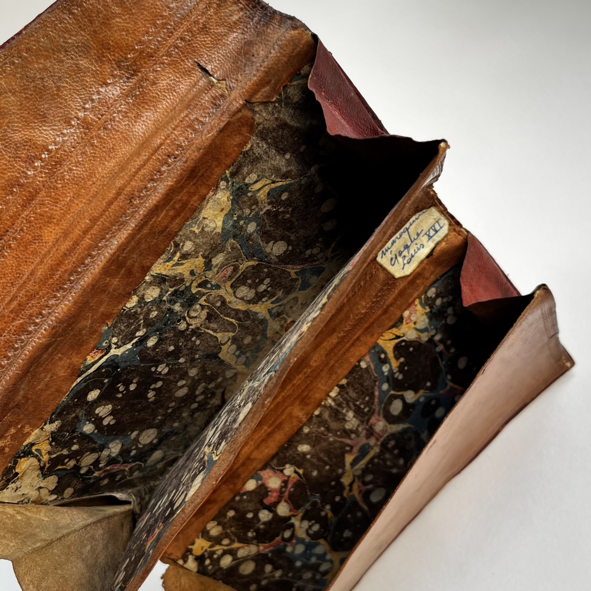 Red Morocco Leather Wallet With Gold-embossed Decorative Motifs, 18th Century-photo-2