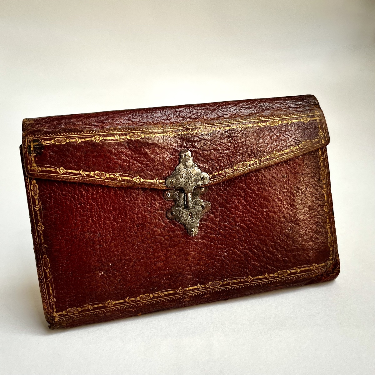 Red Morocco Leather Wallet With Gold-embossed Decorative Motifs, 18th Century-photo-3