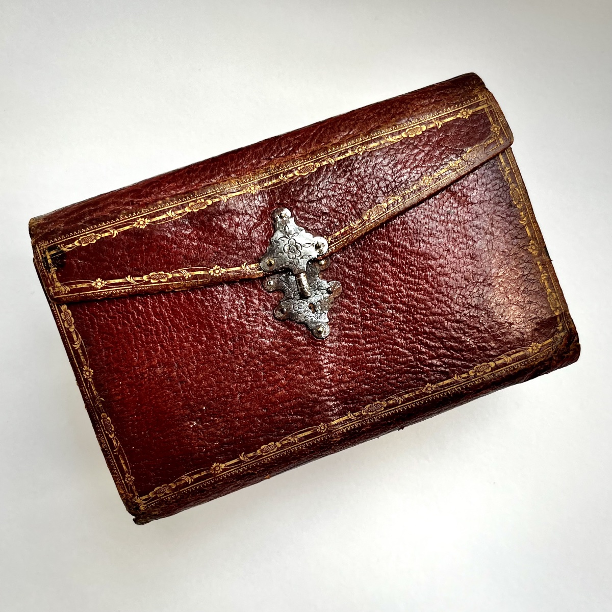 Red Morocco Leather Wallet With Gold-embossed Decorative Motifs, 18th Century-photo-5