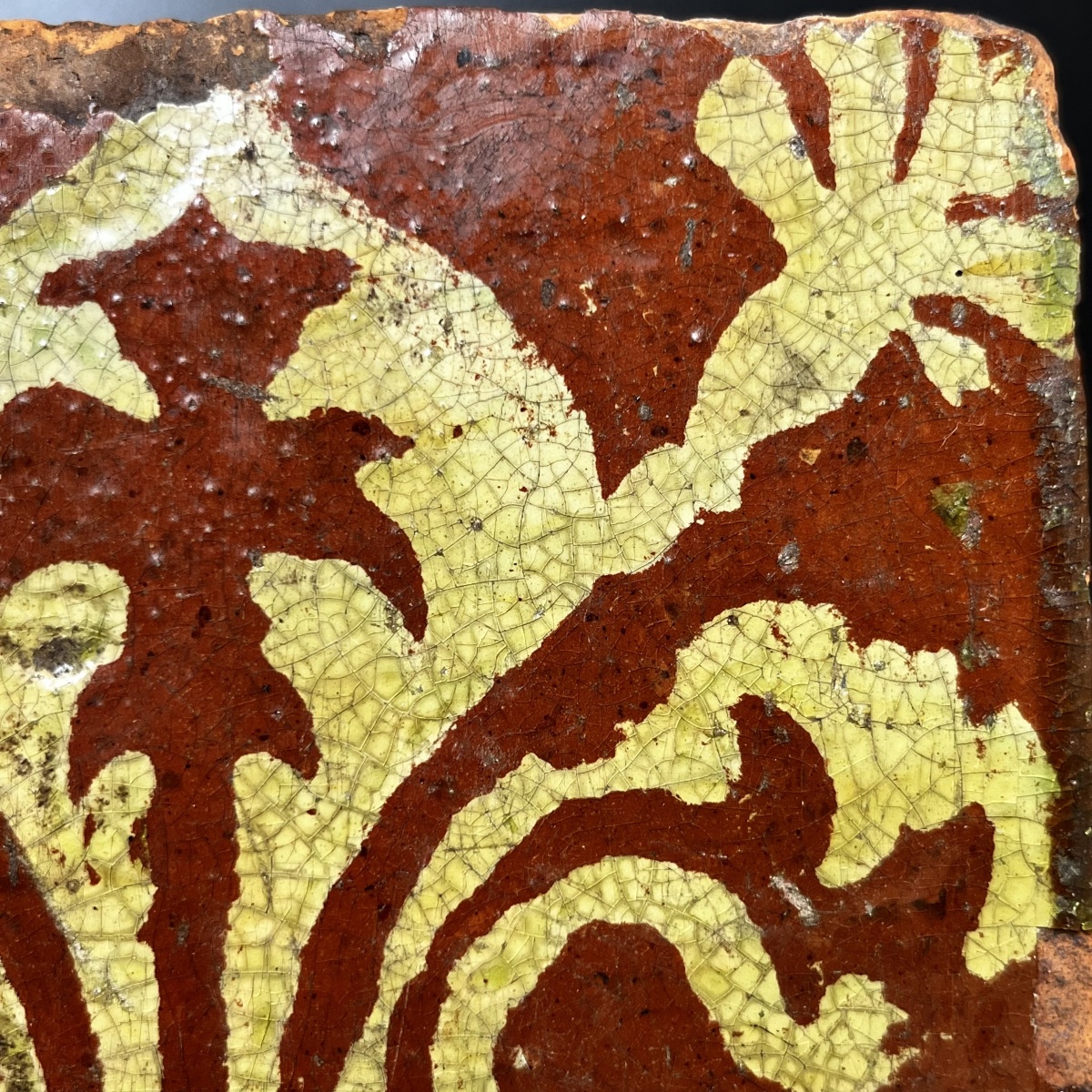 Carreau médiéval décoré d'une fleur de lys, XIVe - XVe siècle-photo-2