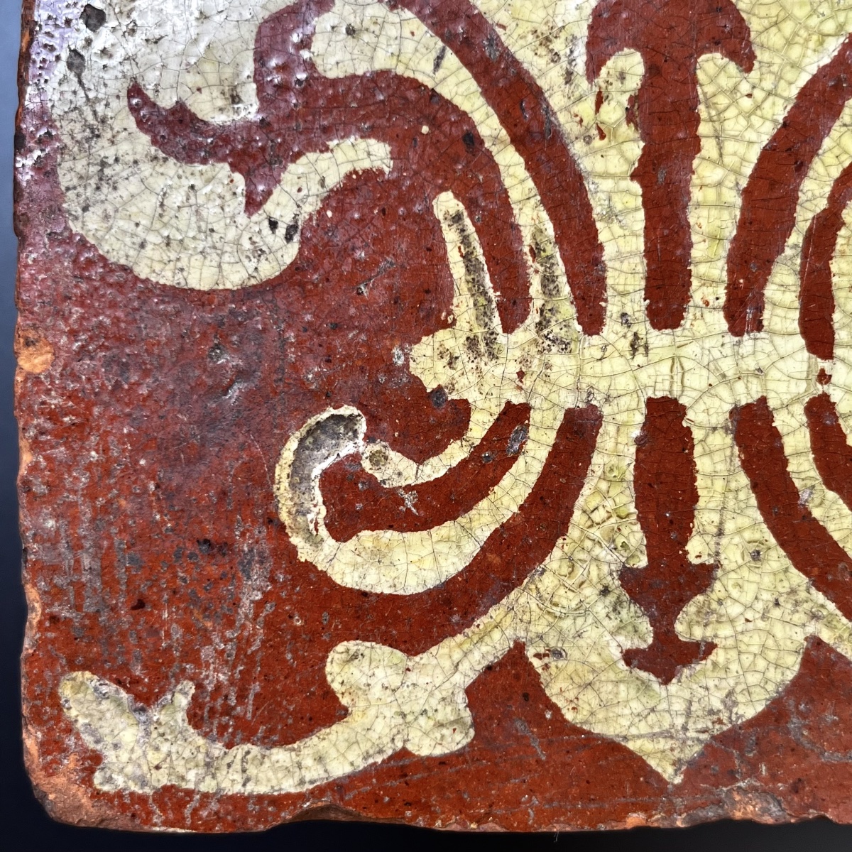 Carreau médiéval décoré d'une fleur de lys, XIVe - XVe siècle-photo-4