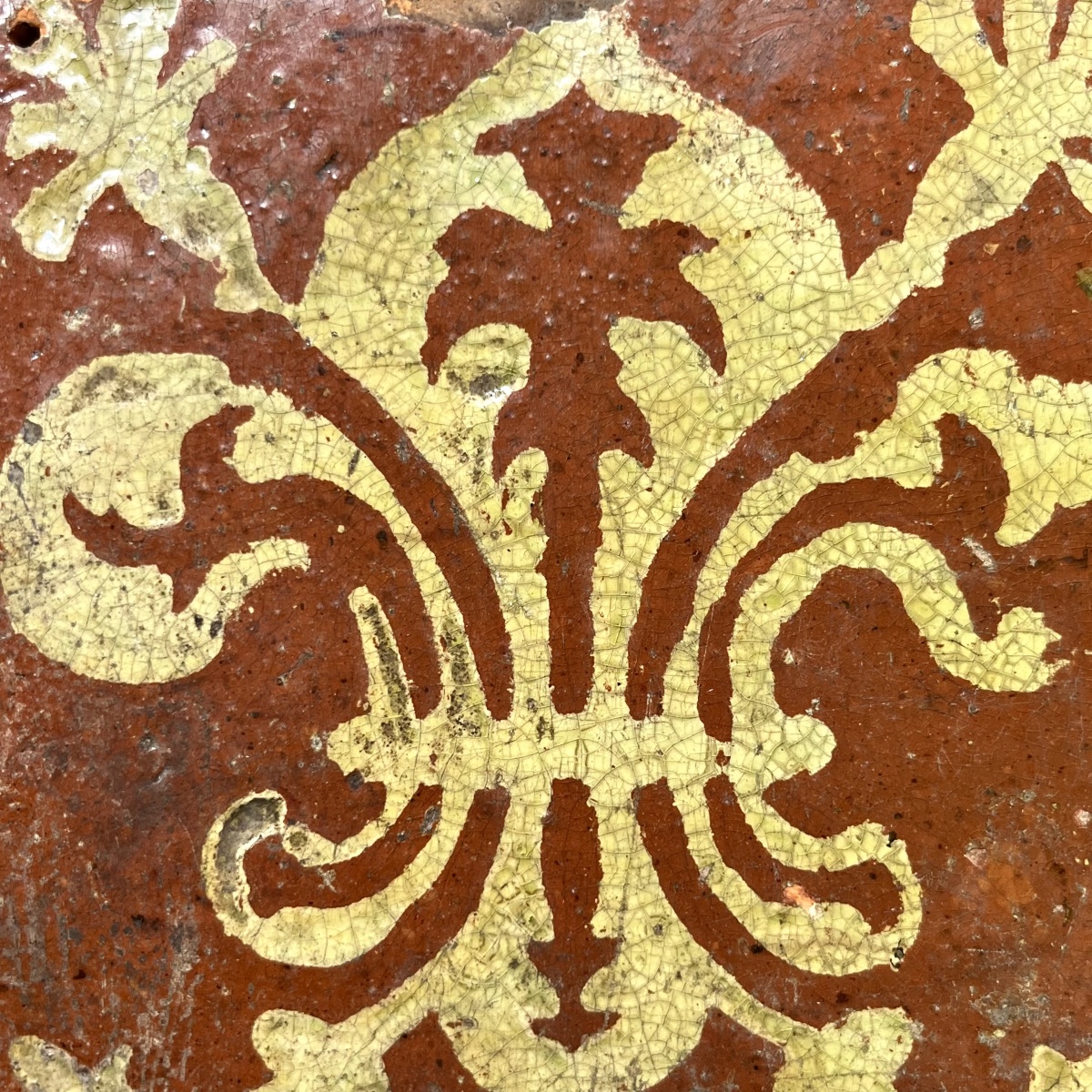 Carreau médiéval décoré d'une fleur de lys, XIVe - XVe siècle-photo-2