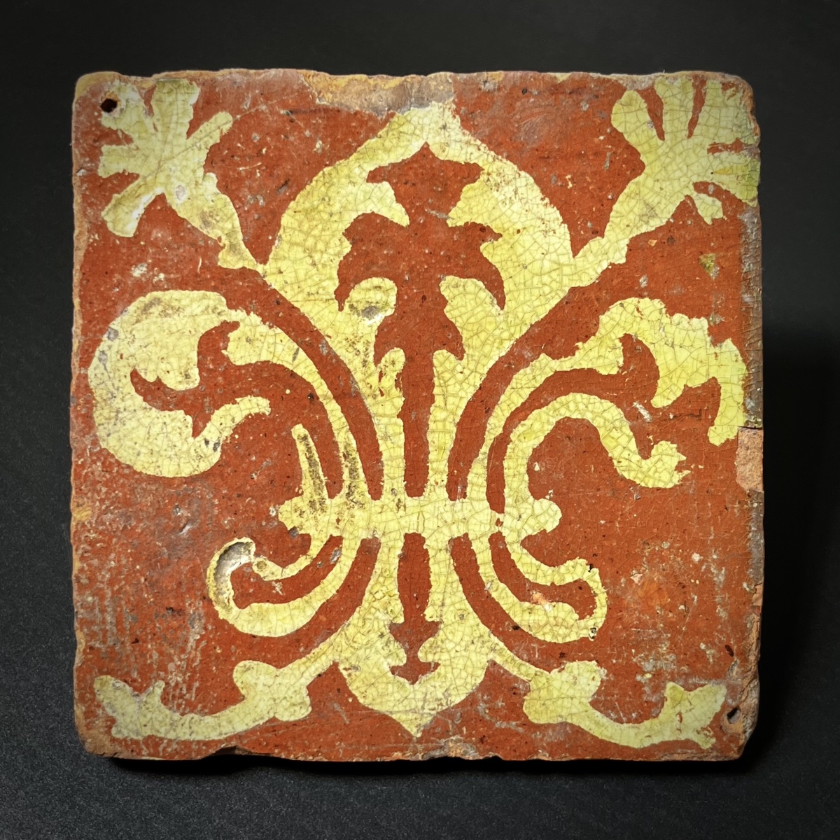 Carreau médiéval décoré d'une fleur de lys, XIVe - XVe siècle
