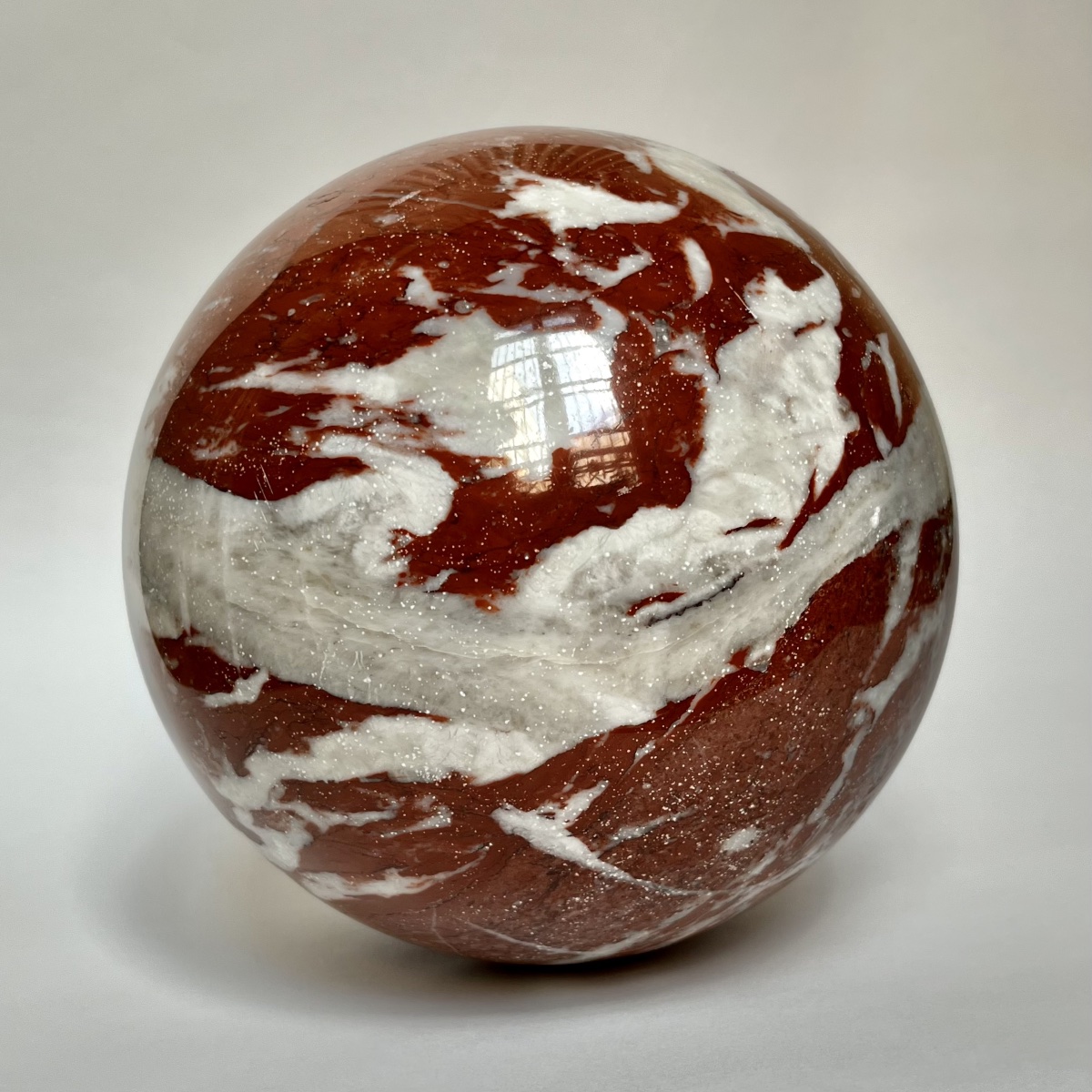 Importante sphère en marbre rouge poli - 19 cm