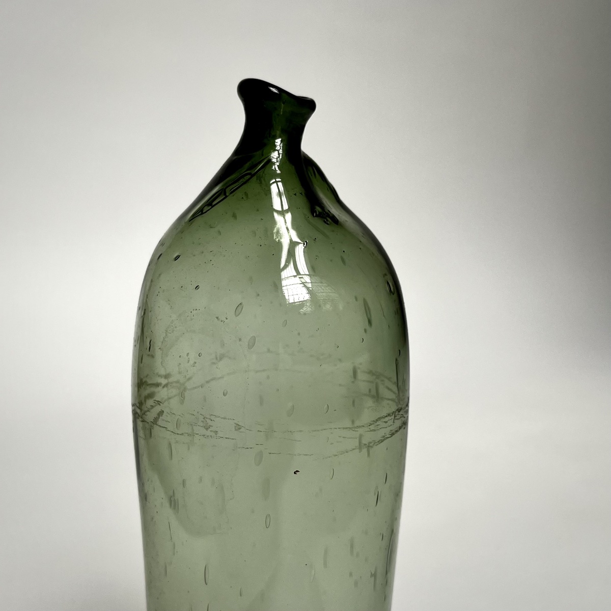Bouteille à liqueur en verre teinté vert XVIIIe siècle verre soufflé 18e-photo-4