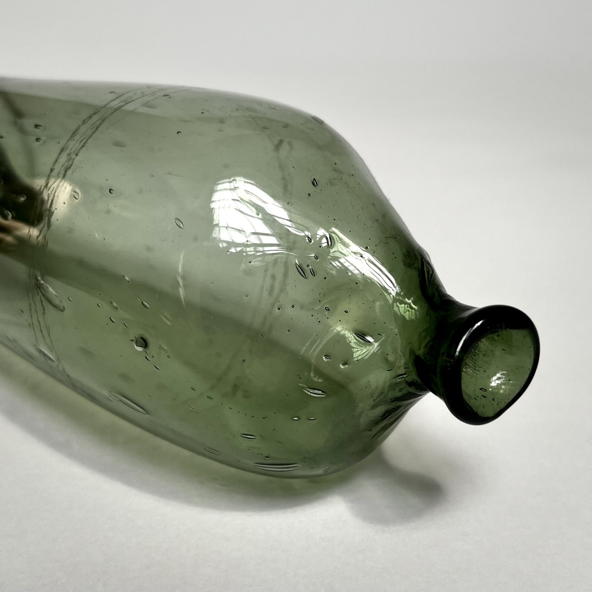 Bouteille à liqueur en verre teinté vert XVIIIe siècle verre soufflé 18e-photo-4