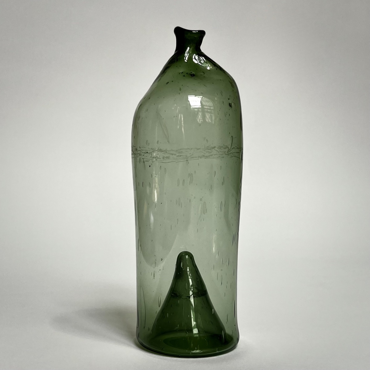 Bouteille à liqueur en verre teinté vert XVIIIe siècle verre soufflé 18e