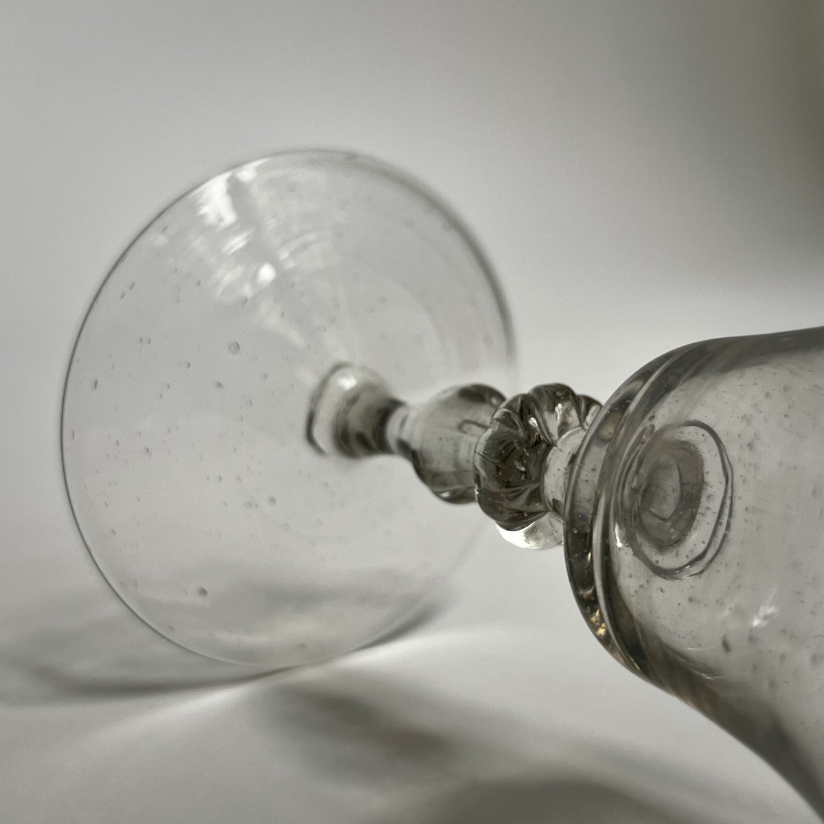 Verre campaniforme à jambe à double noeud du XVIIIe siècle 18e-photo-1