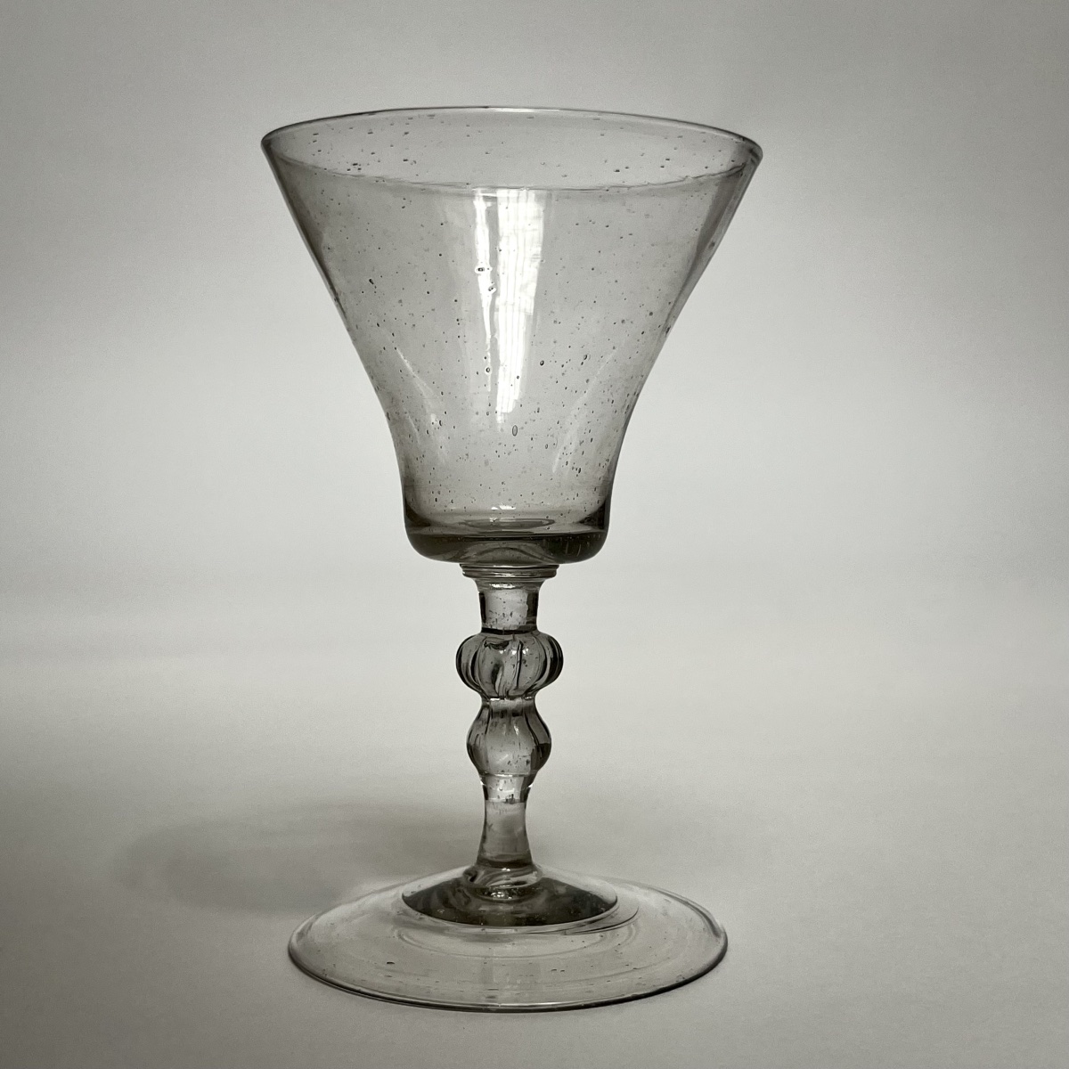 Verre campaniforme à jambe à double noeud du XVIIIe siècle 18e